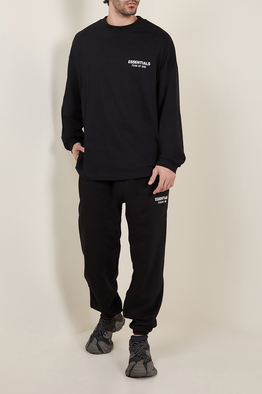 תמונת כל הלוק של חולצת טי FEAR OF GOD ESSENTIALS
